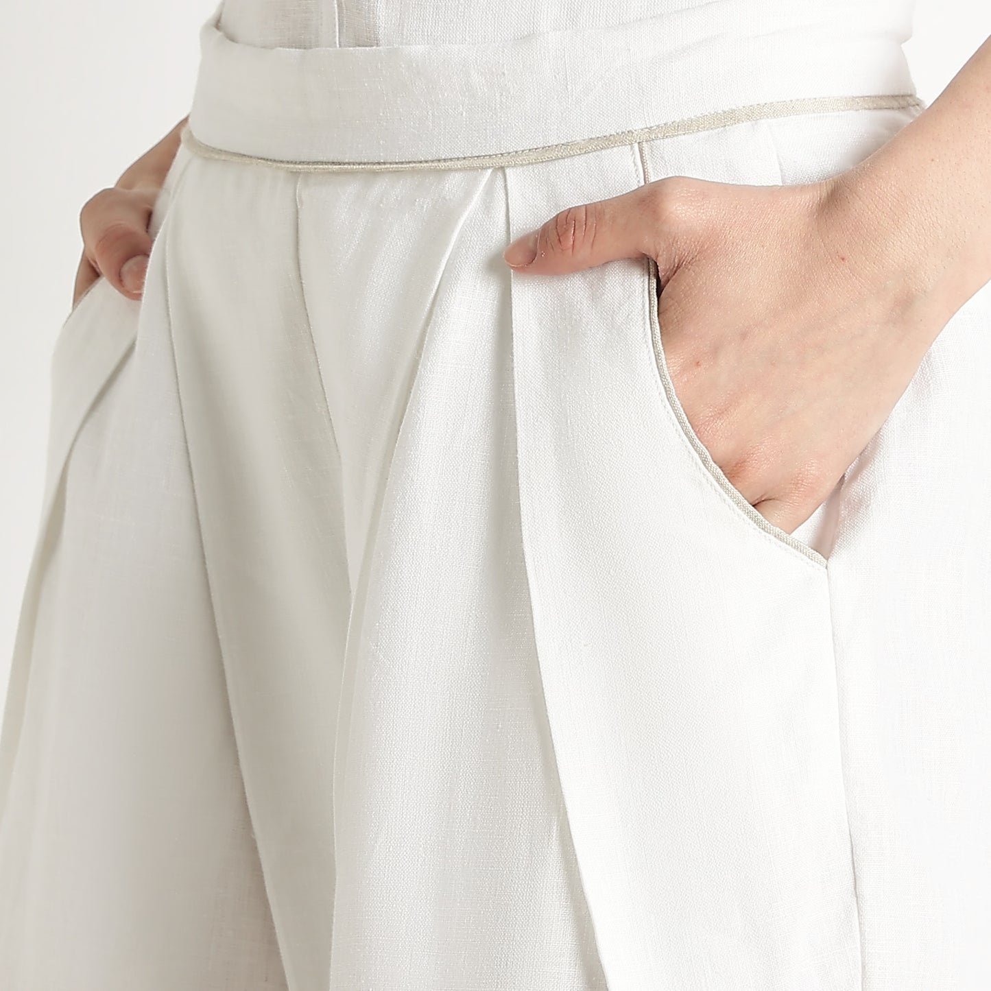 Audrey – Premium Pleated Wide-Leg Linen Trousers – Blanc