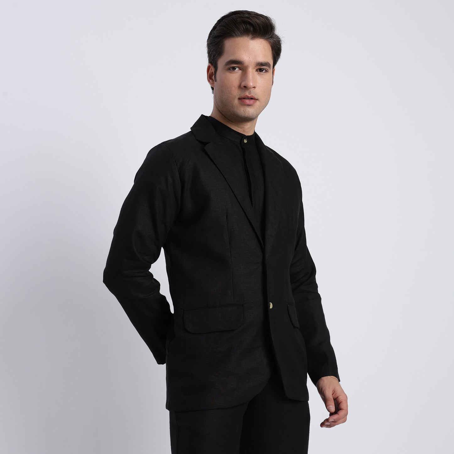 Classic men’s black linen single-breasted blazer with a refined tailored fit