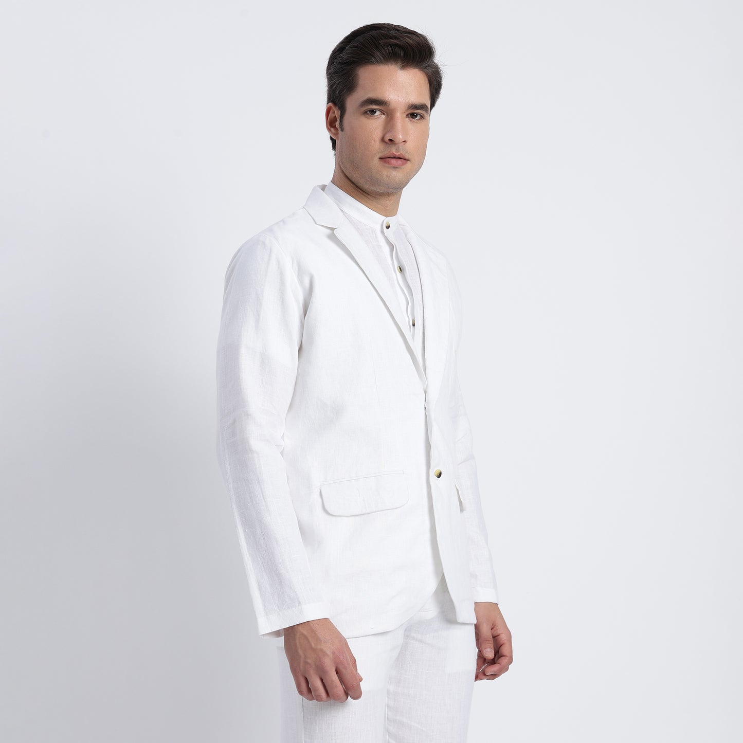 Notch lapel and flap pocket detail on men’s linen single-breasted blazer in Blanc