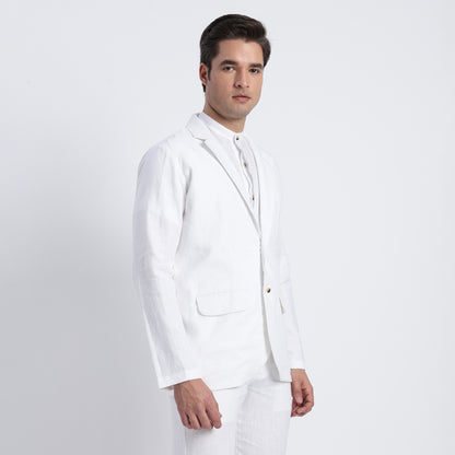 Notch lapel and flap pocket detail on men’s linen single-breasted blazer in Blanc