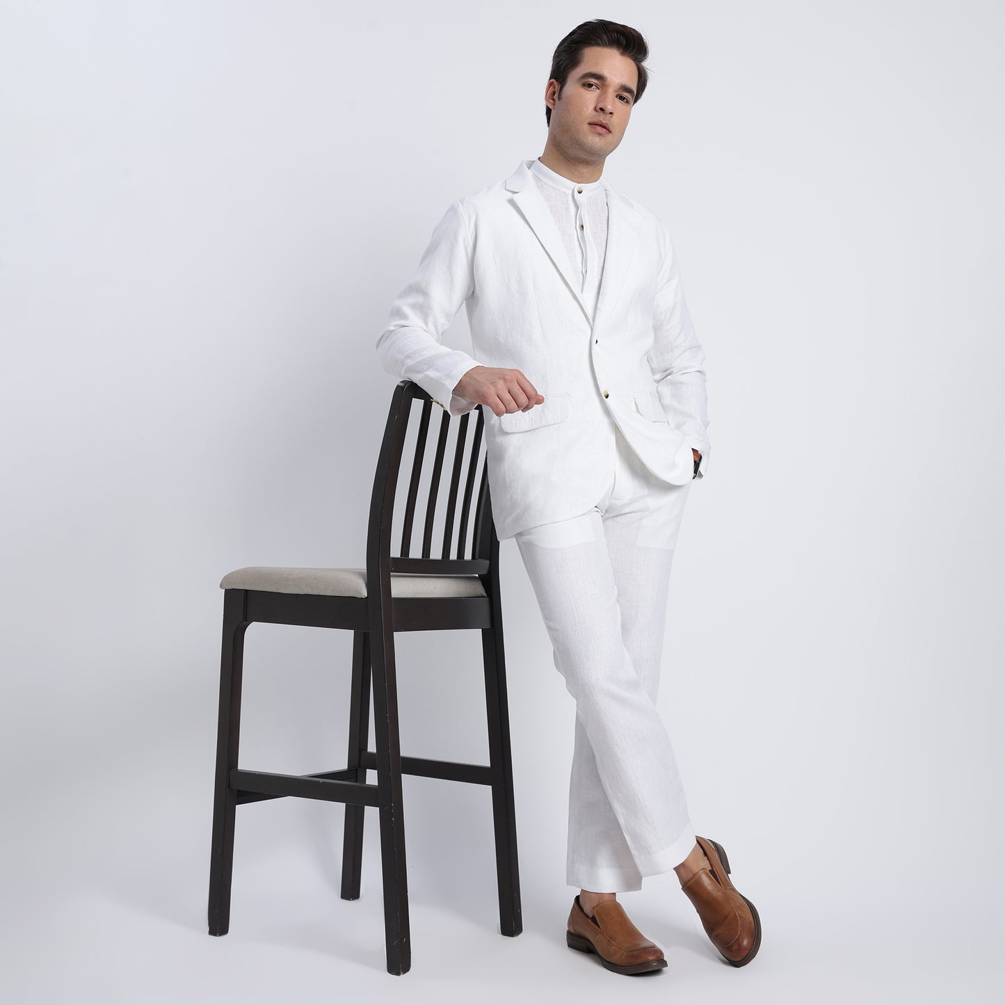 Tailored men’s linen single-breasted blazer in Blanc for warm-weather wear