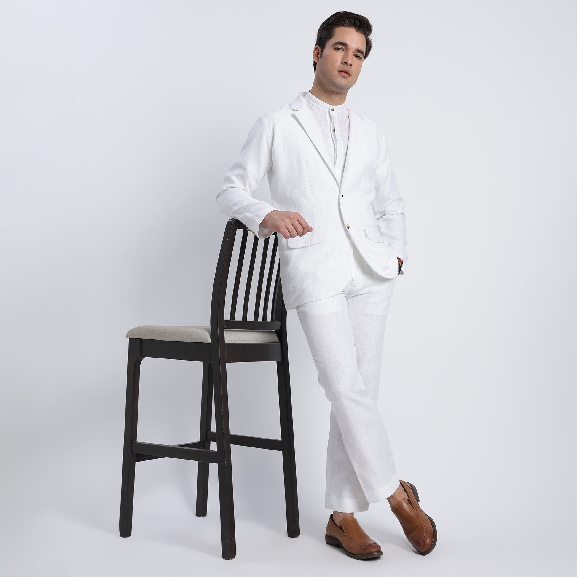 Tailored men’s linen single-breasted blazer in Blanc for warm-weather wear