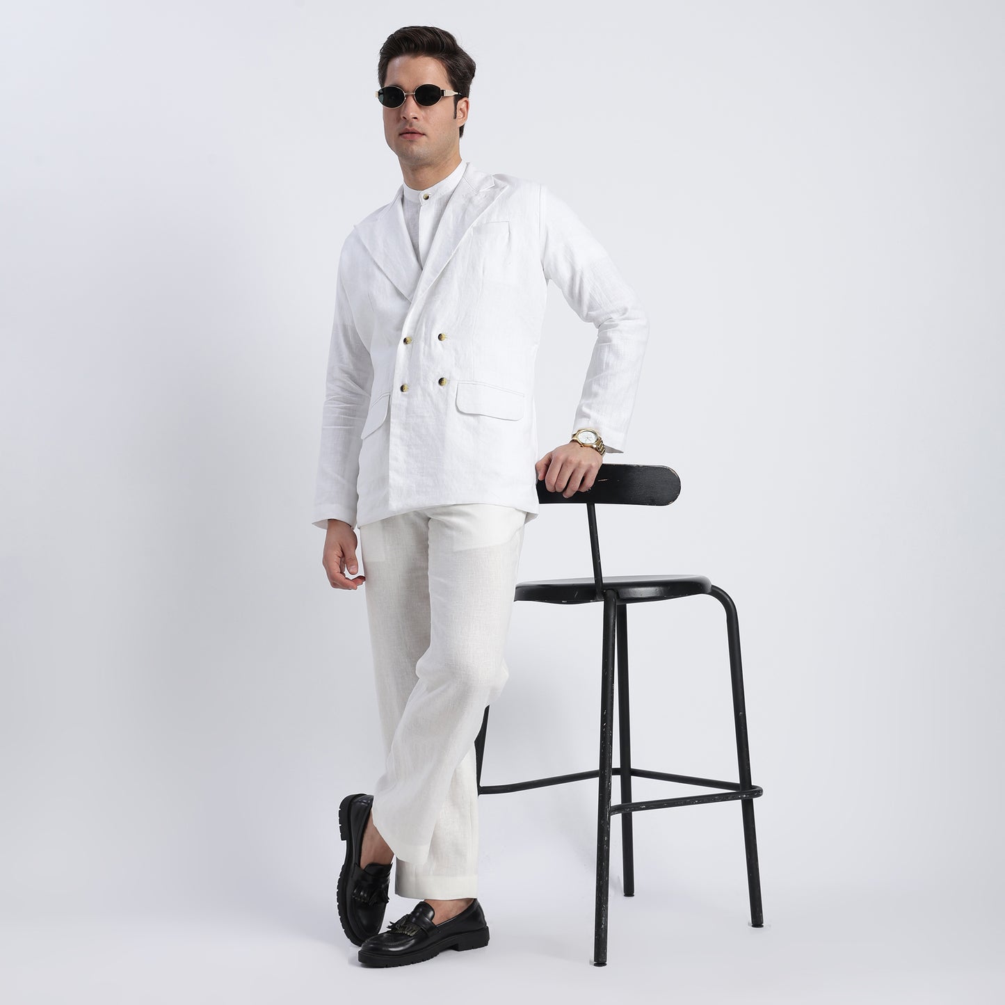 Men’s white linen blazer featuring a double-breasted four-button design