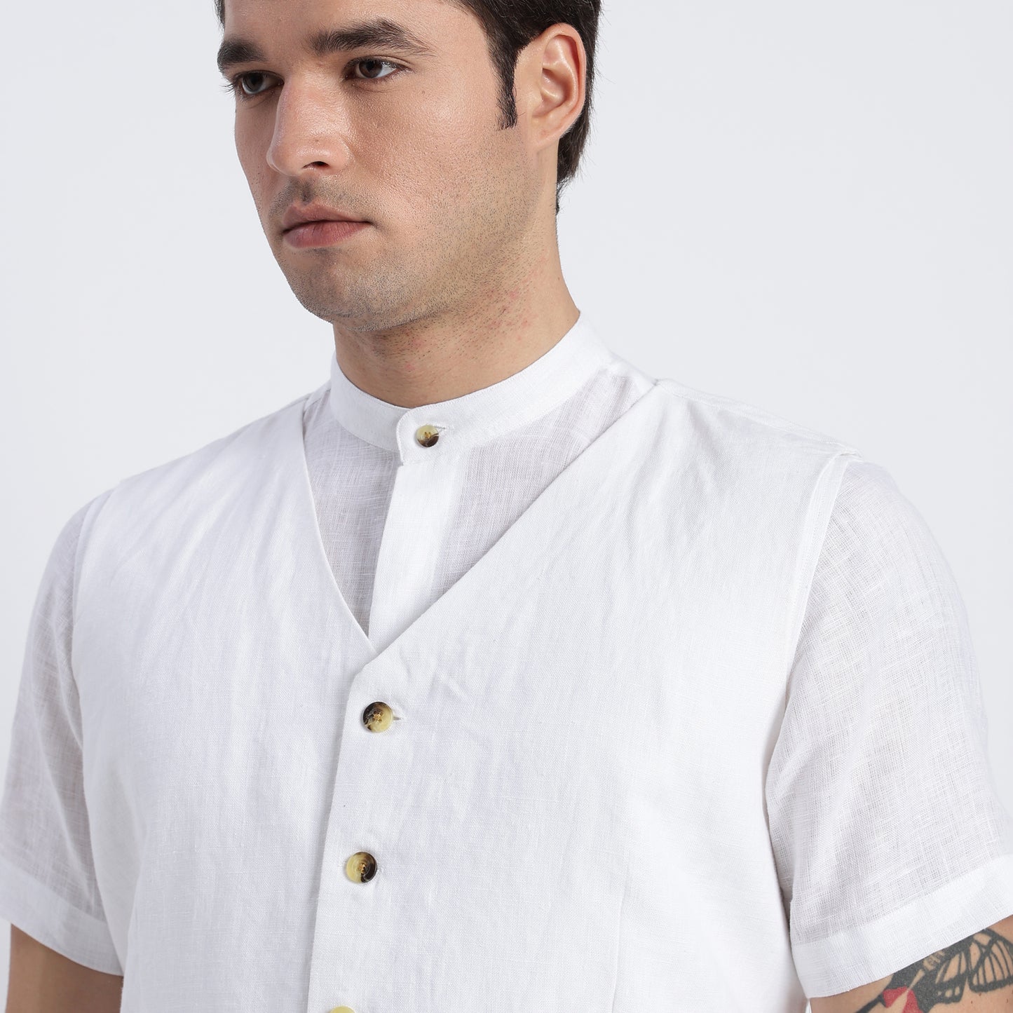 Single-breasted men’s linen suit waistcoat in white with a tailored fit