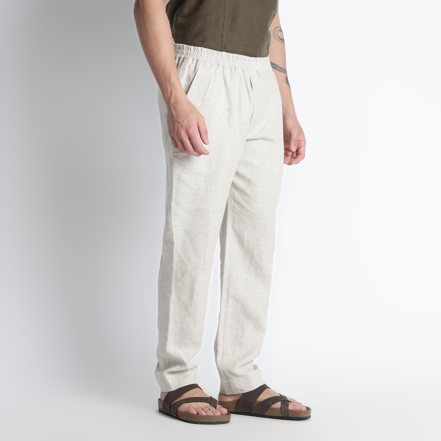 Men’s linen shirt featuring dual chest pockets and a button-down collar